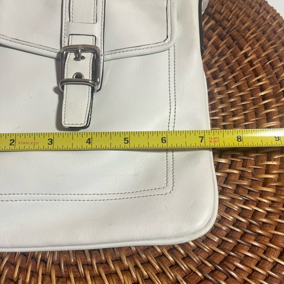 Vintage Y2K Off White Leather Crossbody Bag
Detachable Strap - Picture 3 of 9
